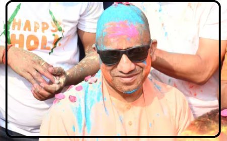 Gorakhpur: योगी ने गोरखनाथ मंदिर में होली की शुरुआत की, कहा- शांति और विश्वास से ही उत्सव का असली रंग।