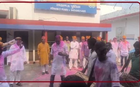 Lucknow: ड्यूटी के बाद रंगों में रंगे पुलिसकर्मी: लखनऊ में धूमधाम से मनाया गया होली मिलन समारोह। 