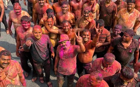 सम्भल में पुलिस की हुड़दंगी होली: पुलिसकर्मियों संग जमकर नाचे एसपी, दमकल से बरसाया भगवा रंग।