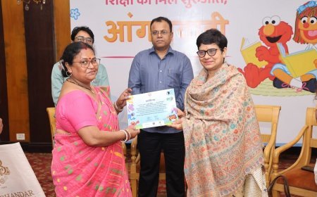 Lucknow: महिला दिवस पर लखनऊ में आंगनबाड़ी कार्यकत्रियों का सम्मान, उत्कृष्ट कार्य के लिए मिला पुरस्कार।