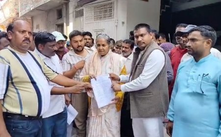 Sambhal: कोरोना काल के बकाया वेतन समेत कई मांगों को लेकर सफाई कर्मियों का प्रदर्शन, शिक्षा मंत्री को सौंपा ज्ञापन।