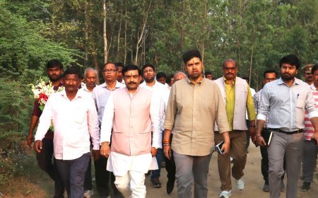 Hardoi : जिलाधिकारी ने विकास खंड बावन का किया निरीक्षण, मानव दिवस की प्रगति रिपोर्ट की समीक्षा की