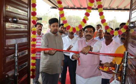 Hardoi : जिलाधिकारी ने विकास खंड बावन का किया निरीक्षण, मानव दिवस की प्रगति रिपोर्ट की समीक्षा की