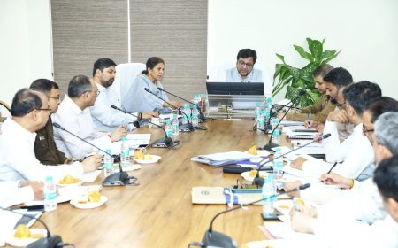 Lucknow : आबकारी मंत्री ने विभाग के कार्यों की समीक्षा कर कम राजस्व वसूली वाले 10 जनपदों के जिला आबकारी अधिकारियों से स्पष्टीकरण लेने के निर्देश दिए