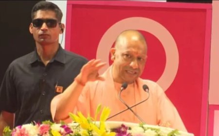 Lucknow : महिला दिवस पर सीएम योगी का तोहफा, 3 लाख से अधिक आंगनबाड़ी कार्यकत्रियों को आयुष्मान कार्ड का सुरक्षा कवच