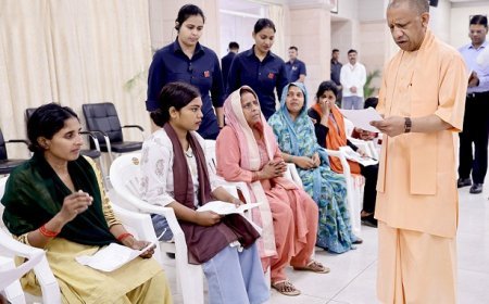 Lucknow: योगी आदित्यनाथ का जनता दर्शन: बोले—निश्चिंत होकर घर जाइए, हर समस्या का होगा समाधान। 