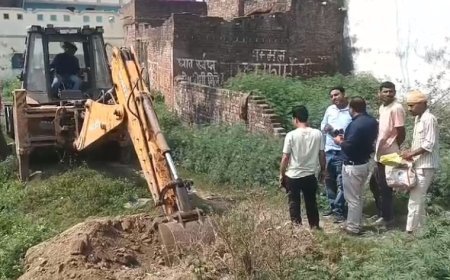 सम्भल में खाली प्लॉट के सीमांकन को लेकर विवाद, जेसीबी चलने पर स्थानीय लोगों ने जताया विरोध।