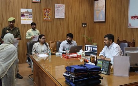 Hardoi: जनसुनवाई में डीएम अनुनय झा ने सुनी जनता की समस्याएं, 78 मामलों पर कार्रवाई के निर्देश। 