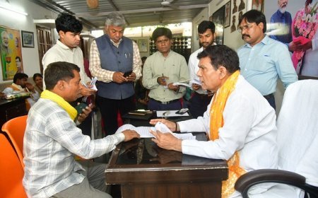 Lucknow: नगर विकास एवं ऊर्जा मंत्री ए के शर्मा ने लखनऊ स्थित आवास पर की जनसुनवाई। 