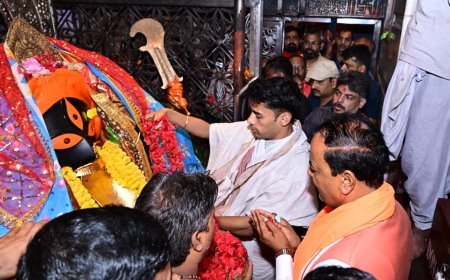 Lucknow : उत्तर प्रदेश के उप मुख्यमंत्री केशव प्रसाद मौर्य ने कालीघाट और दक्षिणेश्वर मंदिर में किए माँ काली के दर्शन