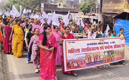 Sitapur : महिला दिवस पर हजारों महिलाओं ने निकाली रैली, मनरेगा बचाने की मांग की