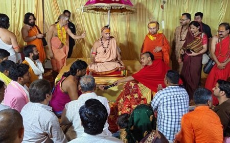 Sitapur: मौन व्रत में नैमिषारण्य पहुंचे शंकराचार्य अविमुक्तेश्वरानंद, मां ललिता देवी के किए दर्शन; गाय को राष्ट्रमाता का दर्जा देने की मांग।