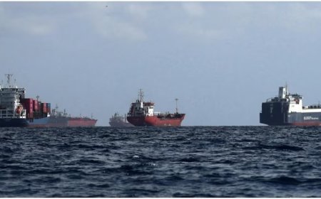 होर्मुज स्ट्रेट का संकट: 33 किमी का यह रास्ता दुनिया के 20% तेल का मार्ग, ईरान युद्ध से बंदी का खतरा बढ़ा।