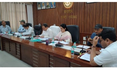 Moradabad : जिलाधिकारी अनुज सिंह ने दिखाई सख्ती, 50 लाख से अधिक परियोजनाओं की समीक्षा में लापरवाही पर जताई नाराजगी