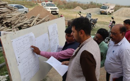 Hardoi : जिलाधिकारी अनुनय झा ने किया नर्सिंग कॉलेज का निरीक्षण, कार्यों को लेकर गुणवत्ता पर जोर और समय-सीमा में पूरा करने के दिए सख्त निर्देश