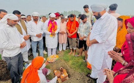 Bajpur: भीमराव अंबेडकर की प्रतिमा बारात घर की चार दिवारी का नारियल तोड़कर किया शिलान्यास। 