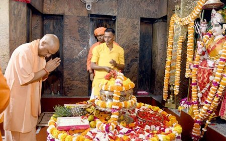 Lucknow: मुख्यमंत्री ने मां पाटेश्वरी मंदिर में की पूजा-अर्चना, प्रदेश की सुख-समृद्धि की कामना। 