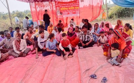 Sitapur : हिण्डौरा में प्रशासन द्वारा फसल जोतने के विरोध में डॉ. संदीप पाण्डेय अनिश्चितकालीन धरने पर