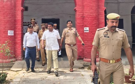 Sitapur : उप निरीक्षक भर्ती परीक्षा केंद्रों का डीएम-एसपी ने किया निरीक्षण, निष्पक्षता के दिए सख्त निर्देश