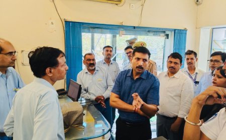 Lucknow : जिलाधिकारी ने गैस एजेंसियों का निरीक्षण किया, समय पर सिलेंडर देने के निर्देश दिए