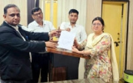 Sultanpur Patti: सफाई कर्मचारियों की हड़ताल के चलते क्षेत्र में फैल रही गंदगी के निस्तारण की मांग। 