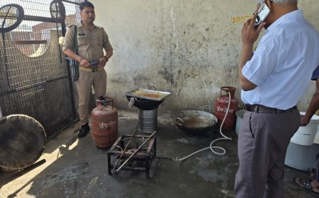 Sambhal : सम्भल में सिटी मजिस्ट्रेट की छापेमारी- मिठाई दुकानों और रेस्टोरेंट से 11 घरेलू गैस सिलेंडर बरामद