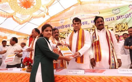 Lucknow: नगर विकास एवं ऊर्जा मंत्री ए के शर्मा ने प्रभार जनपद भदोही में रोजगार मेले का किया समापन, वितरित किए नियुक्ति पत्र। 