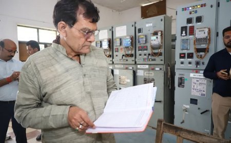 Lucknow: मडियाहूं विद्युत उपकेंद्र का ऊर्जा मंत्री ए.के. शर्मा ने किया औचक निरीक्षण,लॉग शीट में अनियमितता पर जताई नाराजगी। 