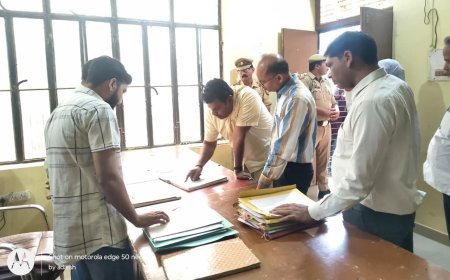 Sitapur : तंबौर नगर पंचायत का जिलाधिकारी ने किया अचानक निरीक्षण, कई कमियां मिलने पर ईओ को लगाई फटकार