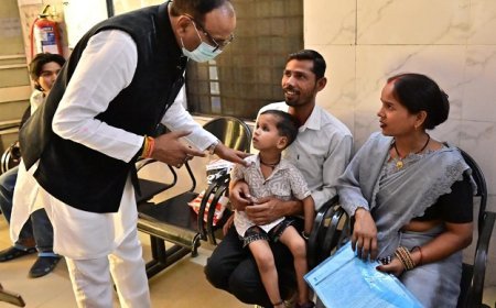 Lucknow: चिनहट सीएचसी में गंदगी पर भड़के डिप्टी सीएम, नोटिस व एक हफ्ते का भुगतान काटने के दिए निर्देश। 