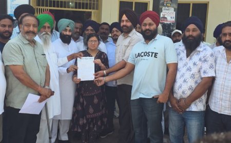 Bajpur: किसानों ने पांच सूत्रीय ज्ञापन मुख्यमंत्री को संबोधित एसडीएम  अमृत शर्मा को सौंपा।