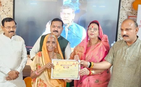 Hardoi: पीएम आवास योजना-शहरी 2.0: लखनऊ से धनराशि ट्रांसफर, हरदोई में हुआ लाभार्थियों का सम्मान। 