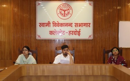 Hardoi: विद्यालयों के कायाकल्प पर डीएम सख्त, सभी विभागों को तय समय में काम पूरा करने के निर्देश। 