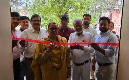 Hathras : सासनी सीएचसी में आयरन सुक्रोज सप्ताह का शुभारंभ, गर्भवती महिलाओं को फल और कढ़ाई वितरित