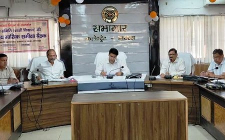 Hathras : जिलाधिकारी ने स्वास्थ्य सेवाओं की समीक्षा की, दिए सख्त निर्देश