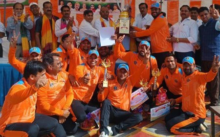 Hathras : हाथरस एलाइट ने गुरु गौरव कप 2026 का खिताब जीता, फाइनल में अलीगढ़ स्कॉलर्स को हराया