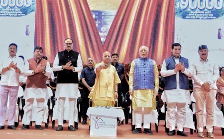 सीएम योगी का सहज अंदाज, प्रधानमंत्री आवास योजना शहरी 2.0 के लाभार्थियों से किया सीधा संवाद।