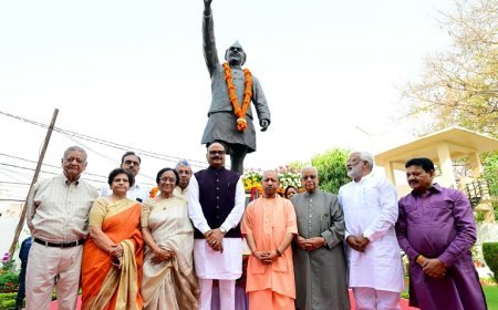 Lucknow: पूर्व सीएम हेमवती नंदन बहुगुणा की पुण्यतिथि पर श्रद्धांजलि सभा में शामिल हुए मुख्यमंत्री।  