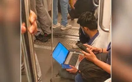 दिल्ली मेट्रो के फर्श पर काम करने को मजबूर कर्मचारी: मैनेजर के एक फोन ने सार्वजनिक परिवहन को बना दिया ऑफिस।