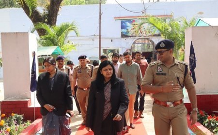 Hardoi: जिला जज का जेल निरीक्षण: गरीब बंदियों को मिलेगी मुफ्त कानूनी मदद, महिला बैरक में बच्चों को बांटी पोषण किट। 