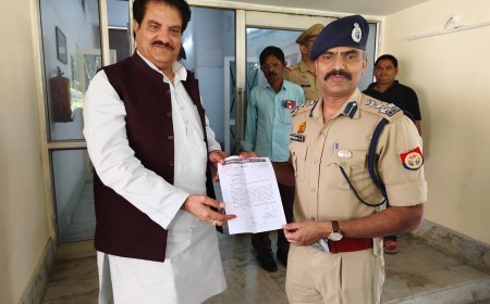 Sambhal : ईद पर नमाज़ियों पर हेलीकॉप्टर से पुष्प वर्षा की मांग, सपा नेता डीआईजी से मिले