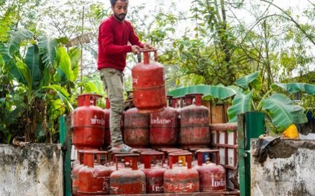 Lucknow : कालाबाजारी पर मुख्यमंत्री योगी के निर्देश पर कड़ी कार्रवाई, 5813 जगहों पर पड़े छापे