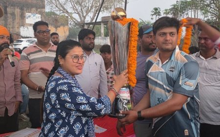 Ballia: भाजपा नेत्री स्मृति सिंह ने बेसिक शिक्षक क्रिकेट प्रतियोगिता का शुभ आरम्भ रतसर इंटर कॉलेज में किया।