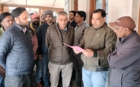 Mussoorie : भाजपा मंडल अध्यक्ष पर अधिशासी अभियंता के साथ अभद्र व्यवहार का आरोप, कर्मचारियों का विरोध, माफी के बाद मामला शांत