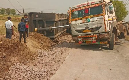 Hathras : सासनी में डम्पर पलटने से बिजली के खंभे टूटे, चालक और परिचालक सुरक्षित बचे