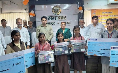 Hathras : कलेक्ट्रेट में उत्तर प्रदेश नव निर्माण के नौ वर्ष पर कार्यक्रम, मेधावी छात्राओं को सम्मान