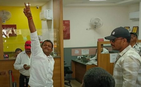 13 लाख का कर्ज चुकाया पर नहीं मिली एनओसी: आईडीएफसी बैंक में किसान ने परिवार संग लगाए ठुमके।