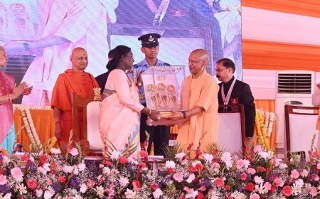 Ayodhya: चैत्र नवरात्रि पर राष्ट्रपति द्रौपदी मुर्मु ने अयोध्या में श्रीराम यंत्र की कराई प्रतिष्ठापना, रामलला के चरणों में अर्पित की श्रद्धा। 