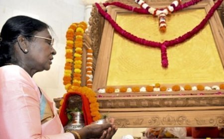 Ayodhya: अयोध्या में राष्ट्रपति द्रौपदी मुर्मू ने राम मंदिर में स्वर्ण-जड़ित श्री राम यंत्र स्थापित किया, विधि विधान से पूजन अर्चन किया।