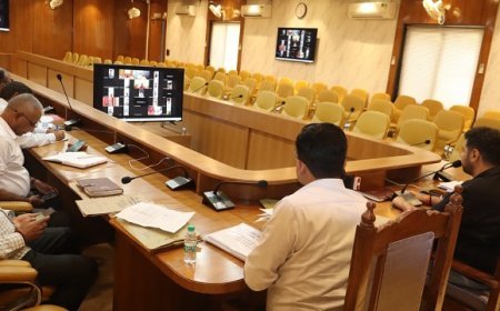 Hardoi: जिलाधिकारी की अध्यक्षता में साल के प्रथम संचारी रोग अभियान की जिला टास्क फ़ोर्स बैठक संपन्न, ज़ूम के माध्यम से मिले कड़े निर्देश।